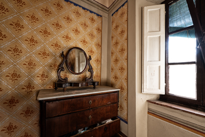 Mobile con specchio nella camera della casa nel bosco