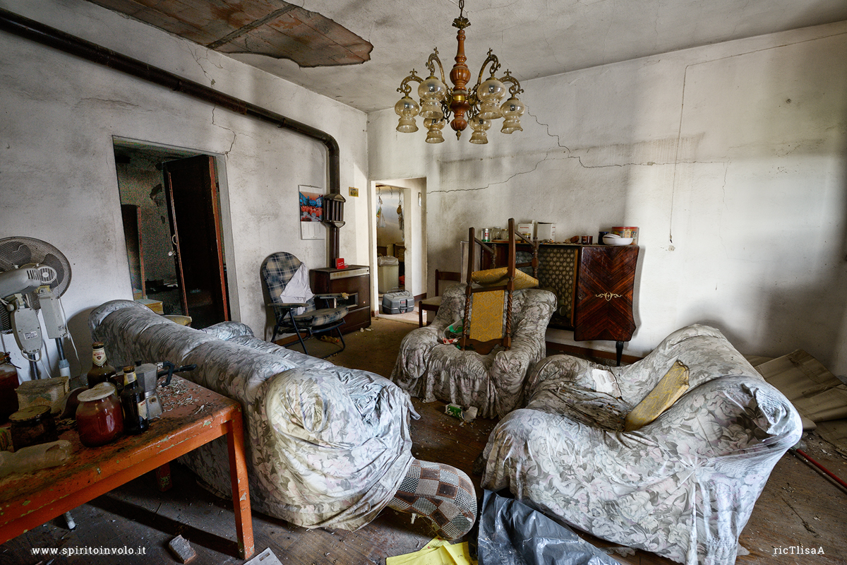 Foto di un salotto in una casa colonica abbandonata