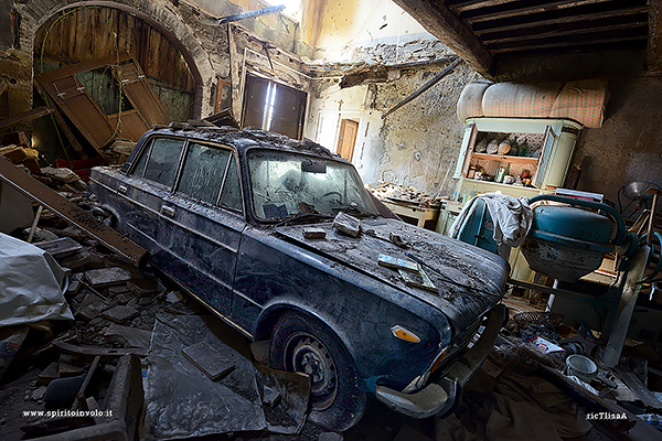 Auto abbandonata nella casa dei ritratti