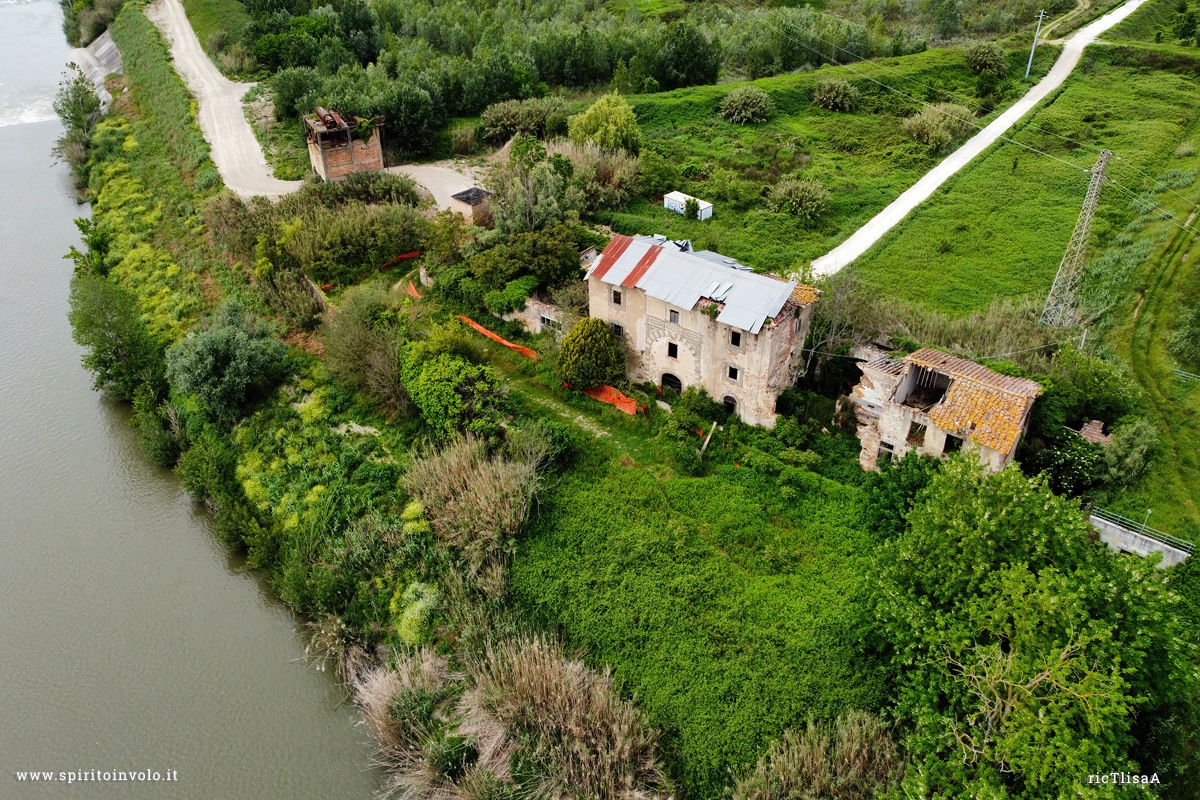 Foto dal drone della casa sul fiume abbandonata
