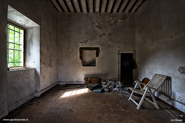 Foto della facciata della casa sulla strada