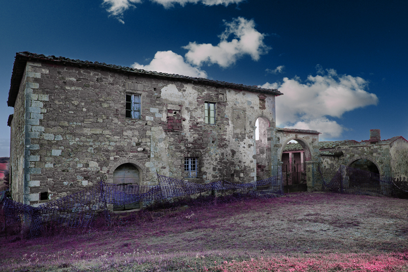 Facciata vista dal drone del casale abbandonato