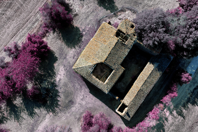 Casale abbandonato visto dal drone con filtro infrarosso