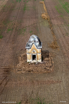 La cappella della Cascina Alluvioni vista dal drone
