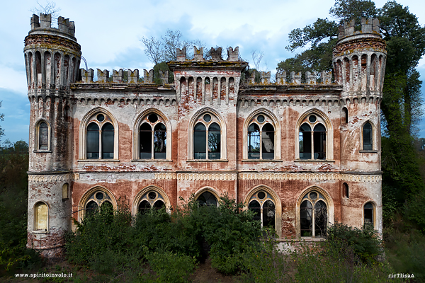 Facciata della limonaia di Cascina Alluvioni vista dal drone