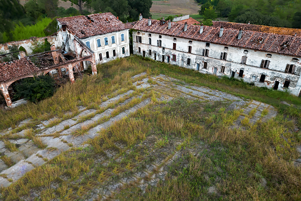 Cortile di Cascina alluvioni vista dal drone