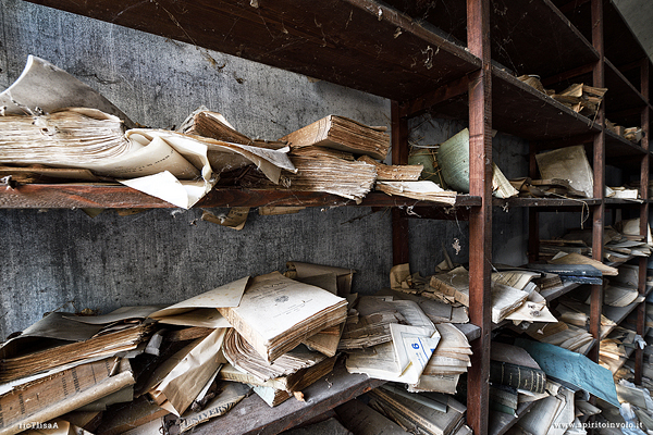 Fotografia di libri abbandonati