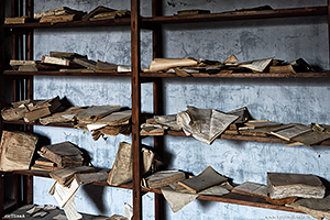 Fotografia di libri abbandonati