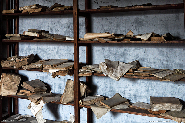 Fotografia di libri abbandonati