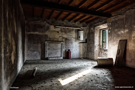 Fotografia di libri abbandonati