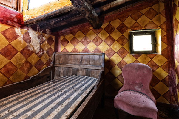 Camera colorata nel casolare abbandonato