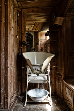 Vecchio lavabo nel casolare abbandonato