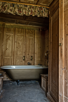 Vasca da bagno nel casolare abbandonato