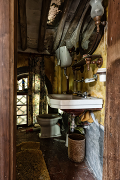 Piccolo gabinetto nel casolare abbandonato