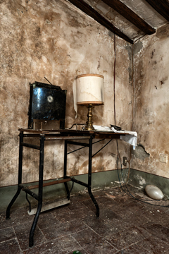 Tavolino nel casolare abbandonato