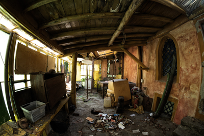 Veranda nel casolare abbandonato