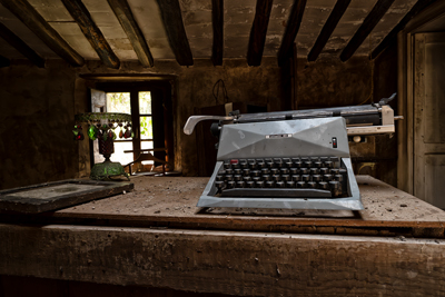 Vecchia macchina da scrivere nel casolare abbandonato