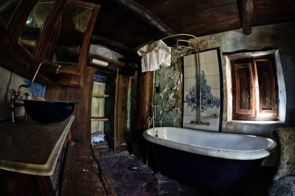 Bagno con vasca nel casolare abbandonato