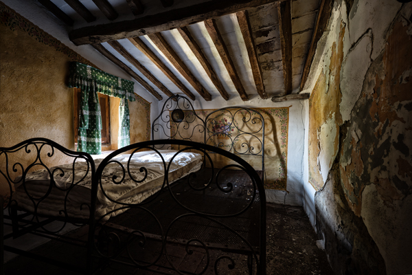 Camera con due letti nel casolare abbandonato