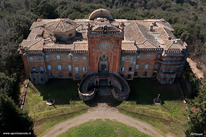 Il castello di Sammezzano visto dal drone