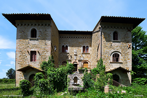 La facciata posteriore del castello nel bosco