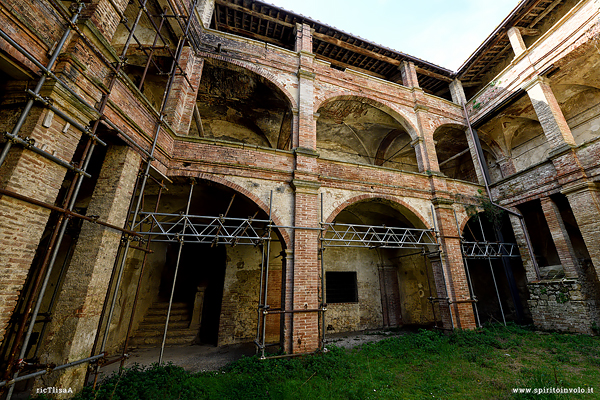 Il cortile di Castiglion Ghinibaldi