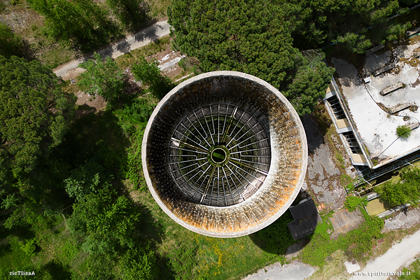 Torre di raffreddamento della ex centrale termoelettrica di Pietrafitta vista dal drone