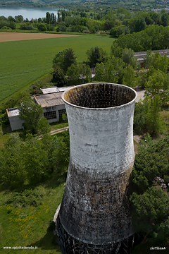 Torre di raffredamento vista dal drone della ex centrale termoelettrica di Pietrafitta