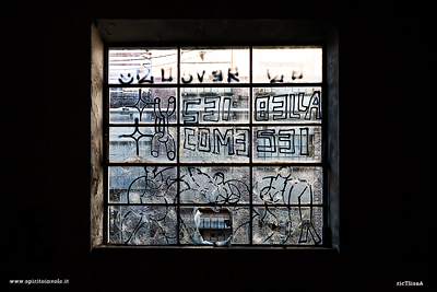 Vetrata rotta della fabbrica di ceramica Vaccari