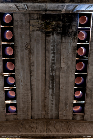 Soffitto con aperture in un capannone della fabbrica di ceramica Vaccari