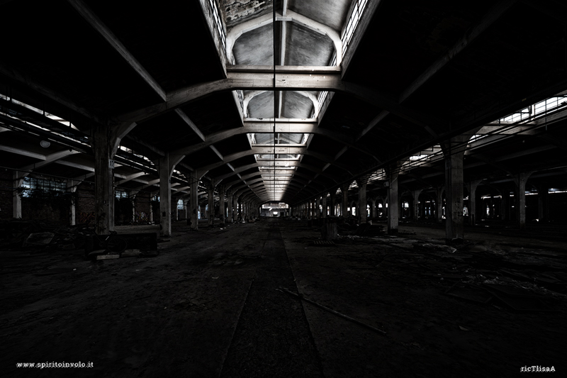 Colonne e soffitto di un grande capannone nella fabbrica di ceramica Vaccari