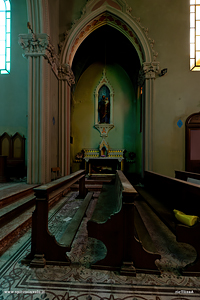 Altare con statua nella Chiesa blu