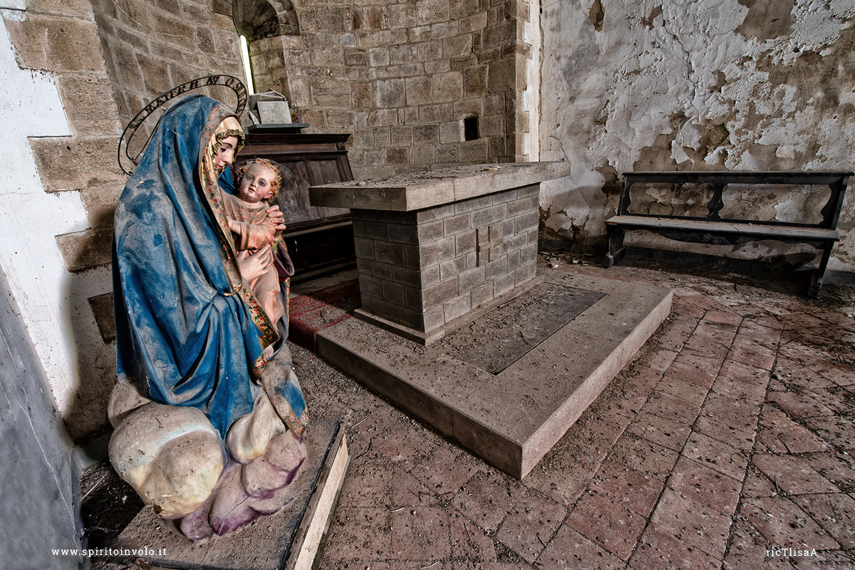Foto di statua di Madonna con Bambino ed altare