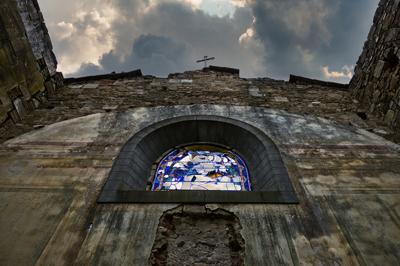Finestra e croce nella chiesa diroccata