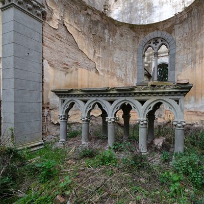 Altare nella chiesa diroccata