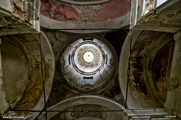 Soffitto ed affreschi nella chiesa delle due statue