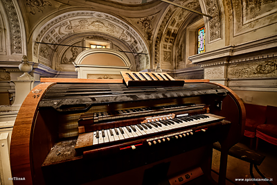 Organo nella chiesa gialla