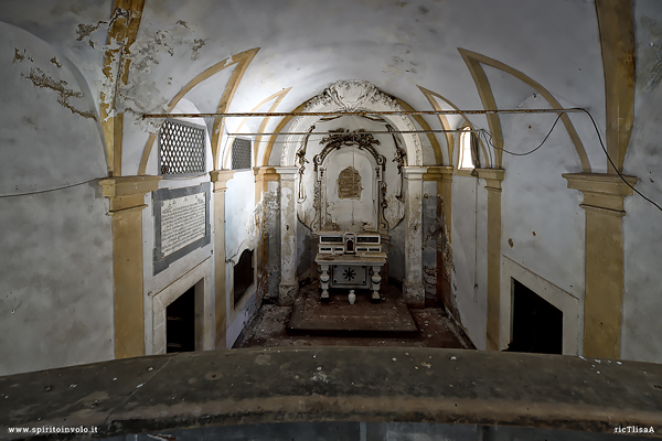 Veduta dall'alto della chiesa senza organo