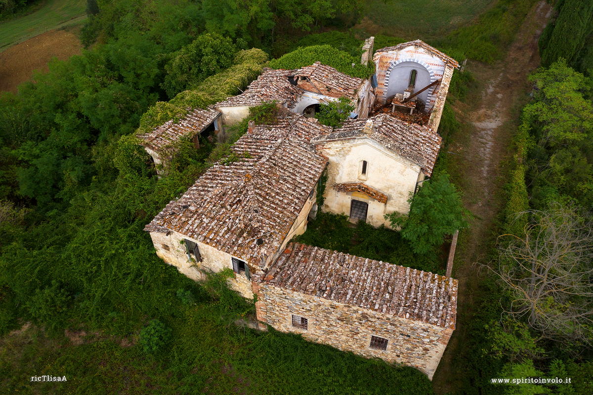 Fotografia dal drone della chiesa senza tetto