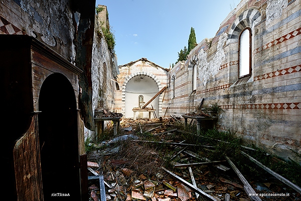 Foto della chiesa senza tetto