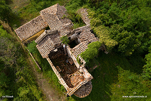 Foto della chiesa senza tetto