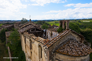 Foto della chiesa senza tetto