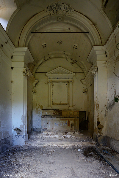 Foto della facciata della chiesa delle terme di Sclafani Bagni in Sicilia