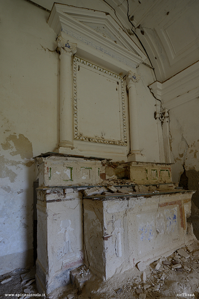 Foto della facciata della chiesa delle terme di Sclafani Bagni in Sicilia