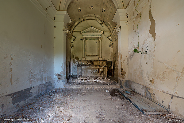 Foto della facciata della chiesa delle terme di Sclafani Bagni in Sicilia