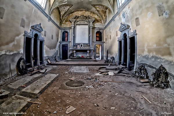 Interno della chiesa della via crucis