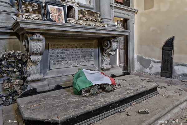 Altare con bandiera italiana della chiesa della via crucis