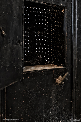 Grata del confessionale della chiesa della via crucis