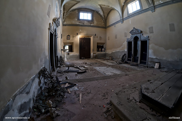 Controfacciata della chiesa della via crucis