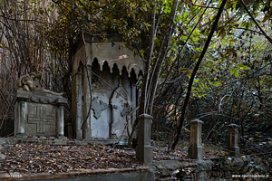 Piccola cappella e tombe nel cimitero della castagna